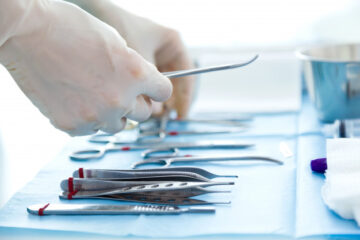 administran-muchos-tipos-equipos-medicos-que-cirujano-comience-operar-quirofano_1301-7803